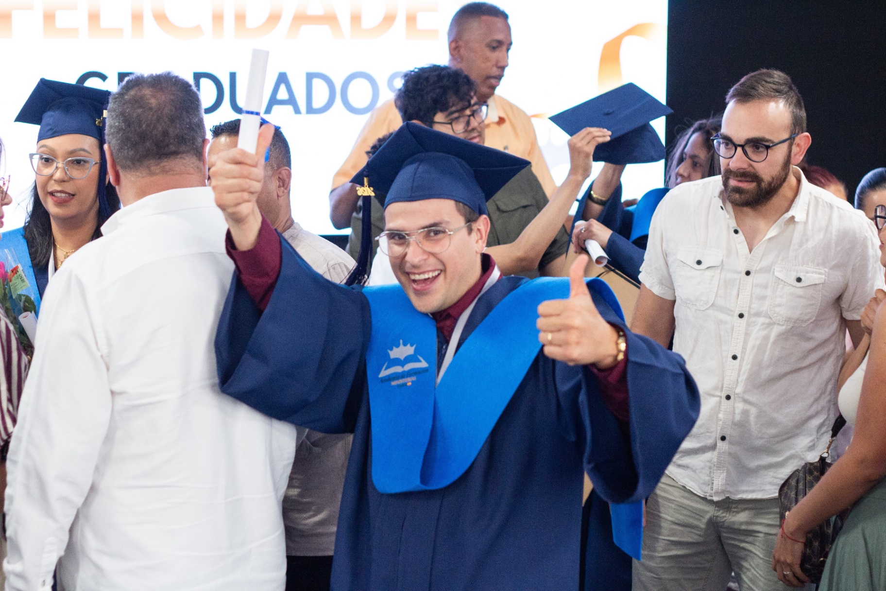 Graduado celebrando con su diploma