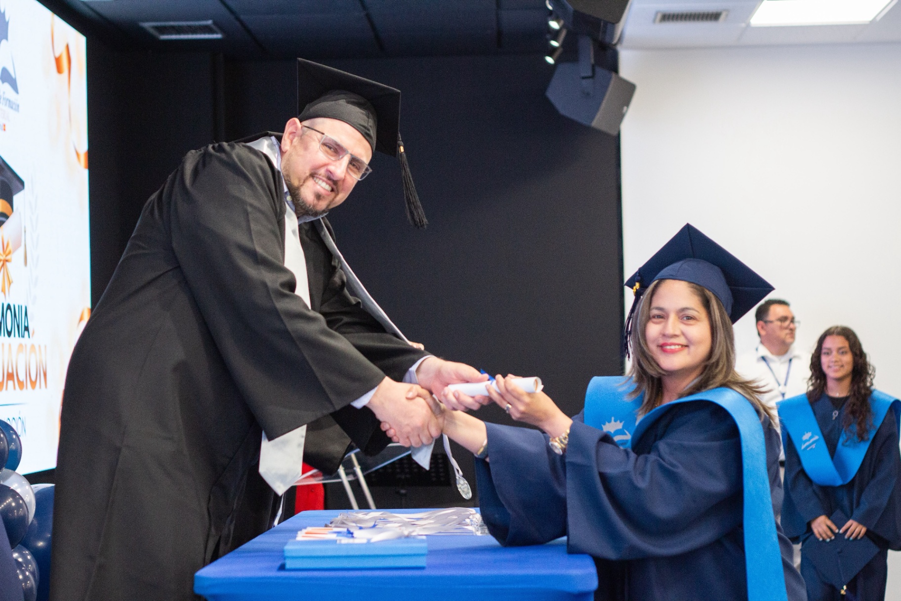 Graduada recibiendo su diploma