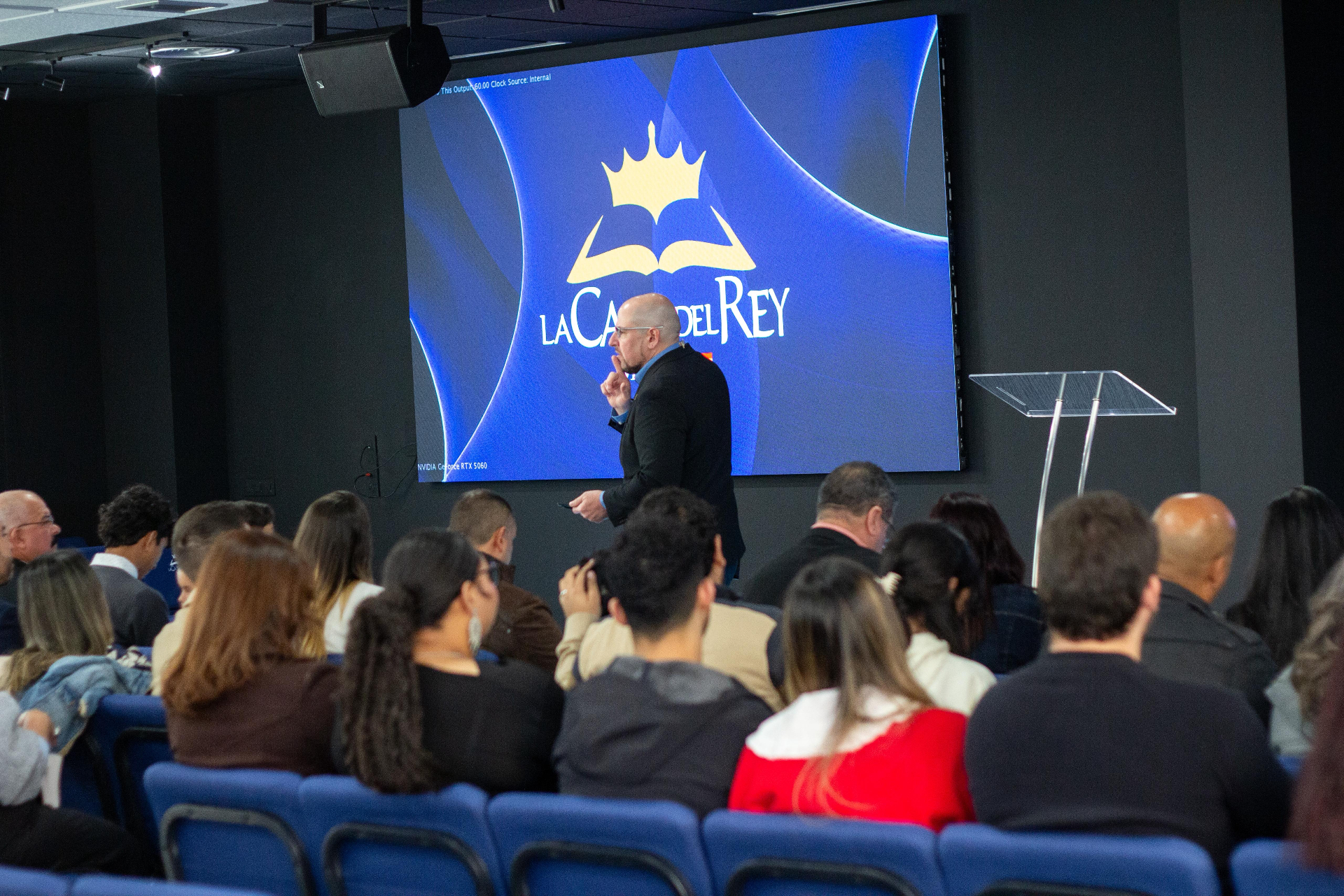 Pastor Juan Sanchis ministrando la Palabra