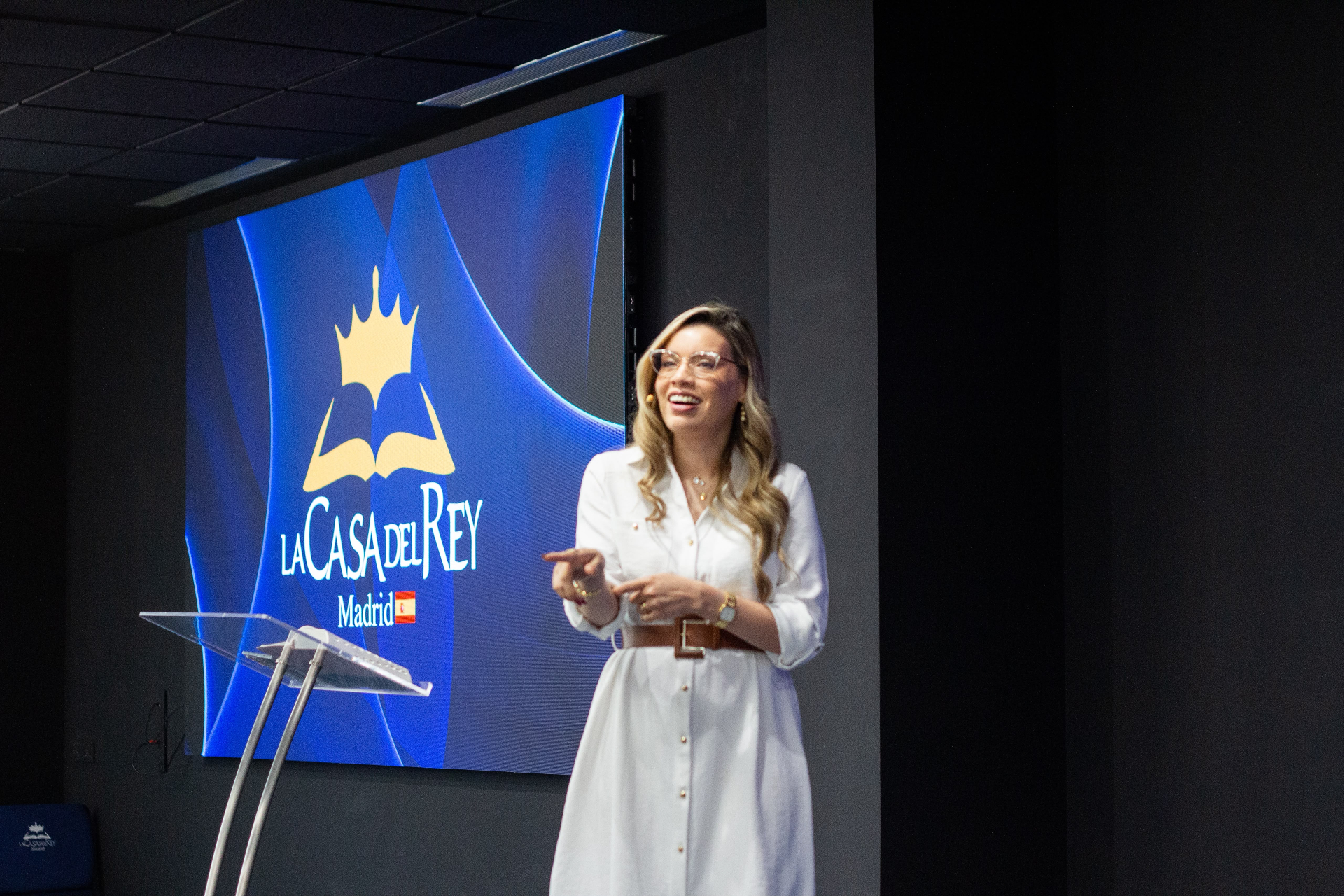 Pastora Cielo Mar ministrando la Palabra