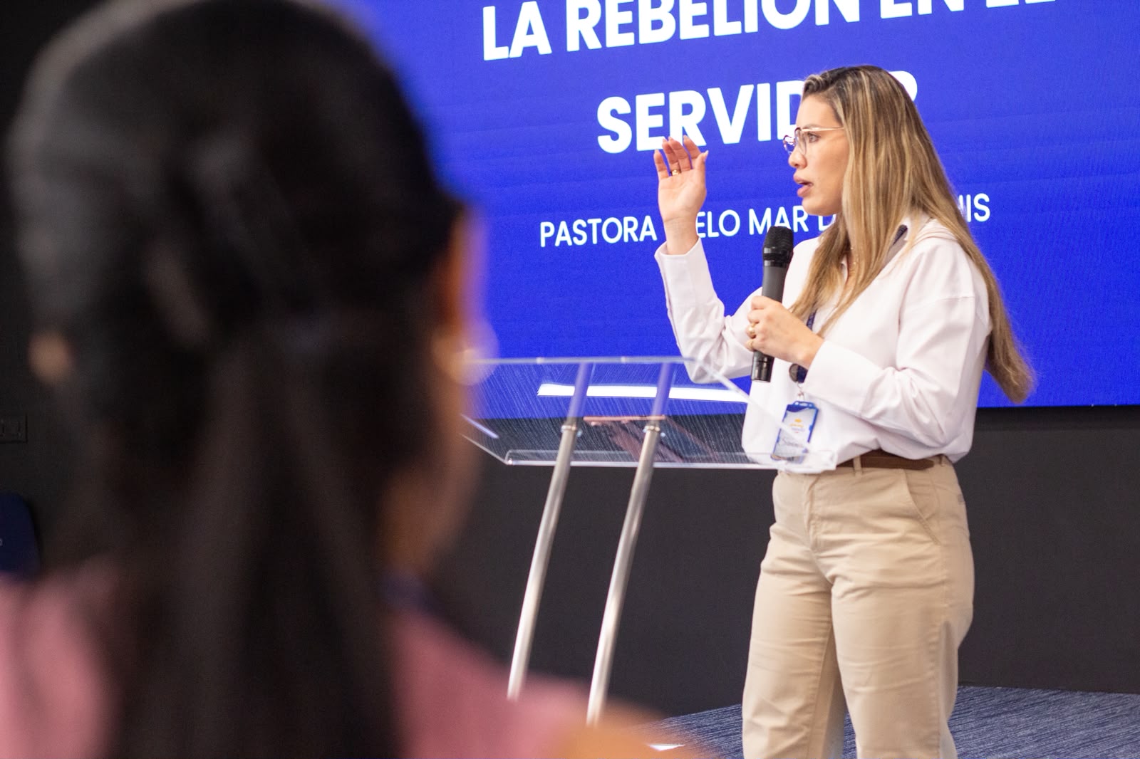 Pastora Cielo Mar de Sanchis enseñando en el taller