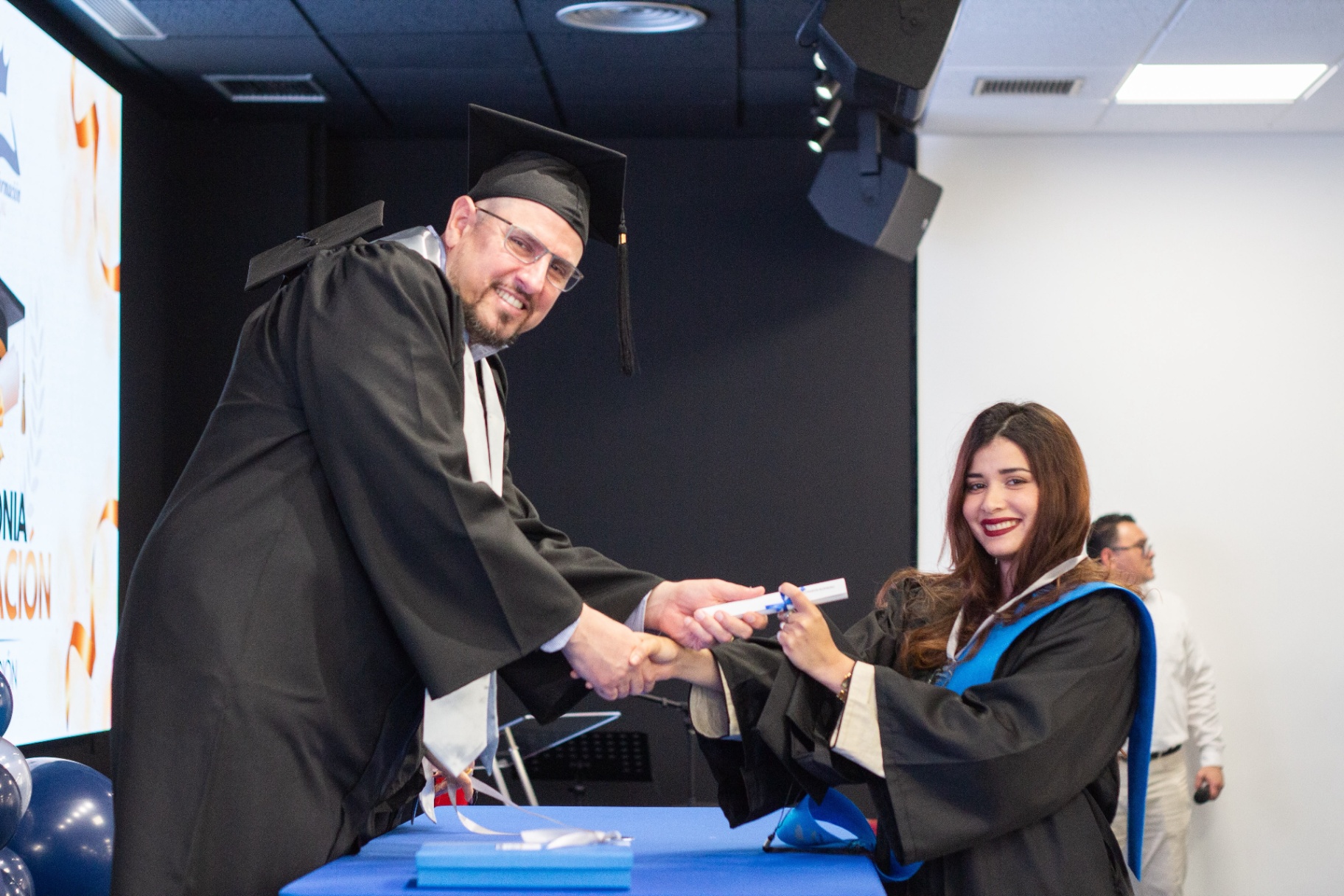 Entrega de diploma en la ceremonia