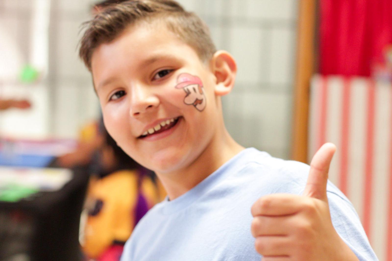 Niño sonriente disfrutando de las actividades de ReyKids
