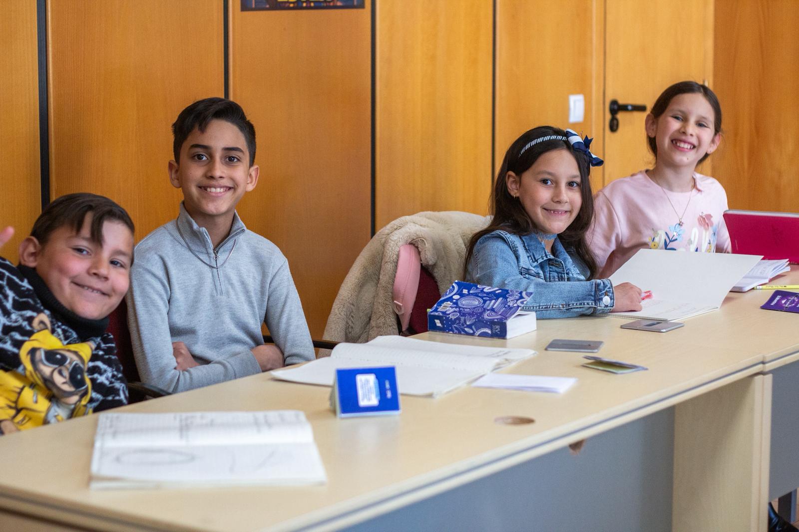Niños atentos durante la clase de ReyKids