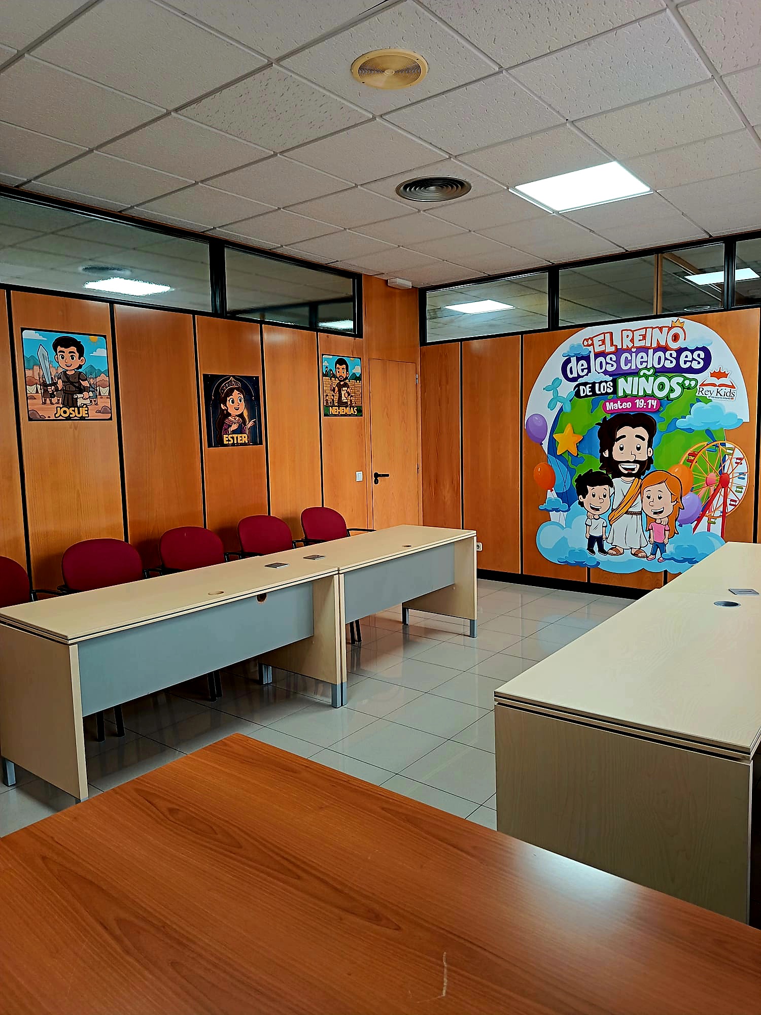 Salón temático de ReyKids con murales bíblicos